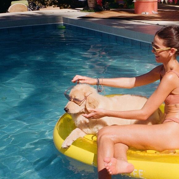 Bruna Marquezine, de biquíni, posa com pet em piscina