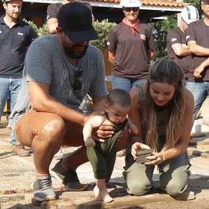 Biah Rodrigues e Sorocaba plantaram o umbigo do filho, Theo, embaixo de uma árvore centenária