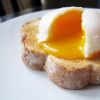 O ovo mollet é prático de fazer e vai deixar o seu café da manhã ainda mais saboroso