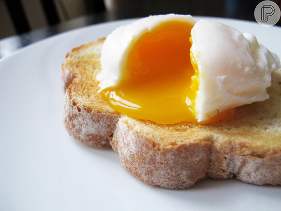O ovo mollet é prático de fazer e vai deixar o seu café da manhã ainda mais saboroso