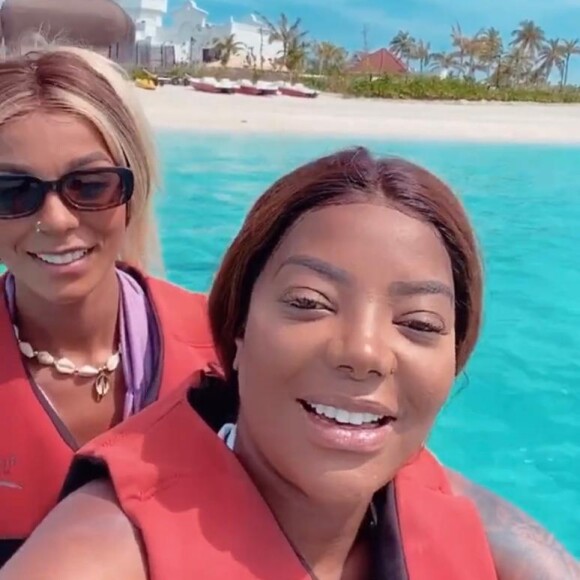 Ludmilla anda de jet-ski com a mulher, Brunna Gonçalves