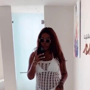 Ludmilla es´ta em sofisticado resort localizado à beira-mar e com diárias que chegam a R$ 7 mil