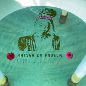 Ludmilla mostra quarto Hard Rock Hotel Maldives com chão personalizado com seu novo hit, 'Rainha da Favela'
