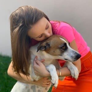 Larissa Manoela explicou que a cachorrinha não se adaptou com sua ausência