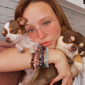 Larissa Manoela foi criticada por ter permanecido com os outros pets