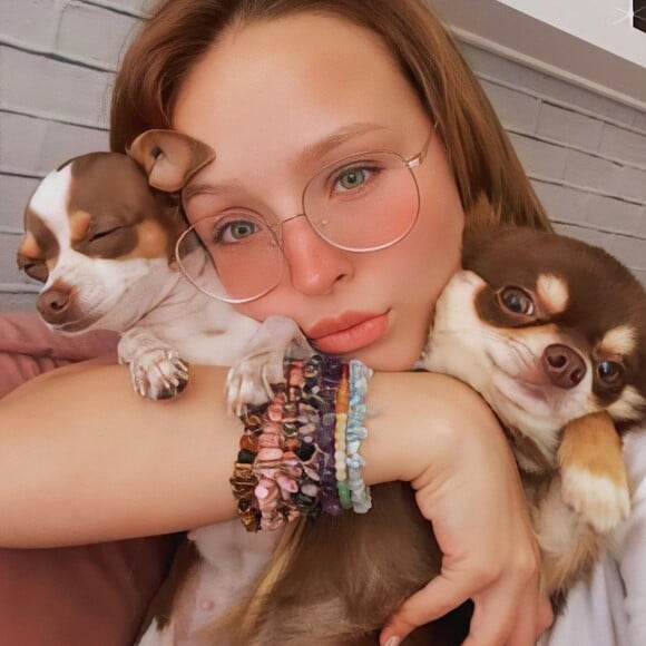 Larissa Manoela foi criticada por ter permanecido com os outros pets