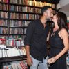 Carolina Ferraz beija o namorado, Marcelo Marins, durante lançamento de seu livro, 'Na Cozinha com Carolina'
