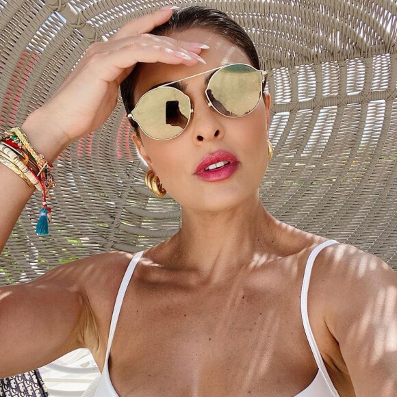 Juliana Paes aposta em biquíni off-white e conjunto de pulseiras em clique nas Maldivas
