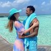 Duda Reis elege saída de praia tie dye e chapéu de praia na cor azul em ida às Maldivas com Nego do Borel