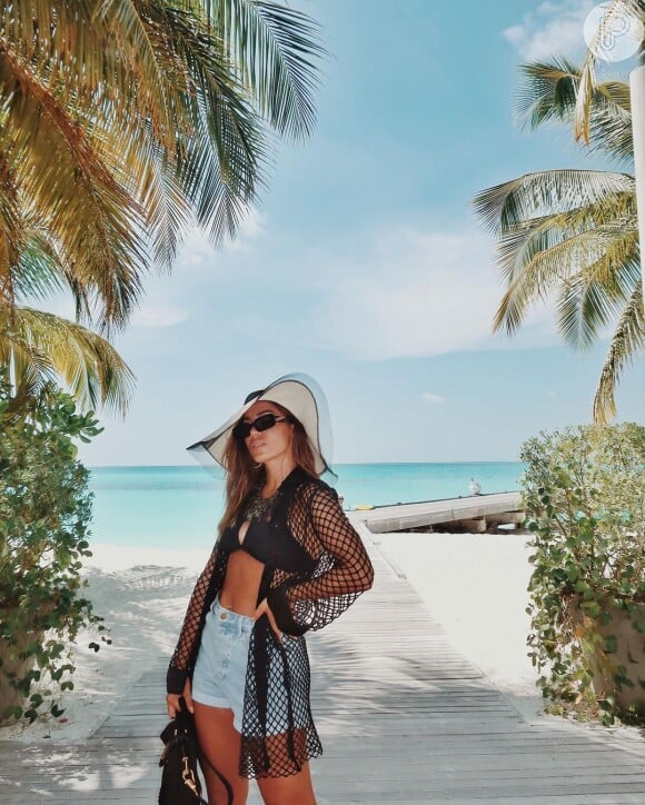 Anitta aposta em look com top e bermuda jeans em passeio pelas Maldivas