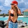 Aline Gotschalg aposta em biquíni sem alça e calcinha modelo asa delta nas Maldivas: 'Lookinho básico pra passear pela ilha'