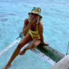 Giovanna Ewbank combina look amarelo com bucket hat estampado nas Maldivas