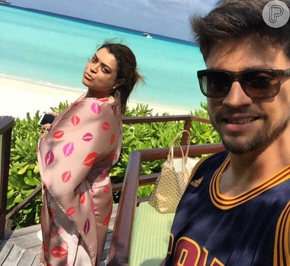 Preta Gil aposta em saída de praia estilosa com estampa de bejinho nas Maldivas com o marido, Rodrigo Godoy
