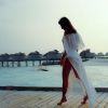 Paula Fernandes aposta em saída de praia com transparência na cor branca nas Maldivas