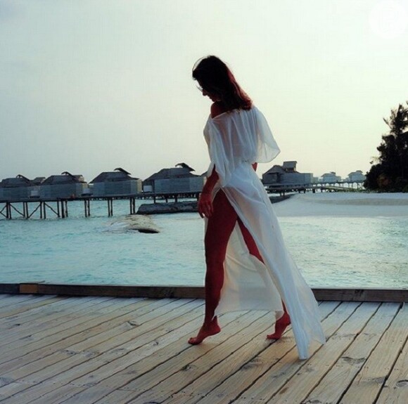 Paula Fernandes aposta em saída de praia com transparência na cor branca nas Maldivas
