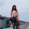 Paula Fernandes elege maiô modelo 'engana mamãe' para andar de bike nas Maldivas
