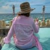 Luma Costa exibe saída de praia com estampa "A vida é melhor na praia" em viagem às Maldivas