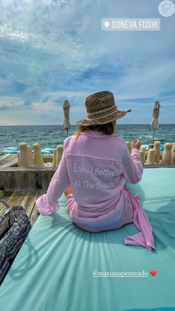 Luma Costa exibe saída de praia com estampa "A vida é melhor na praia" em viagem às Maldivas