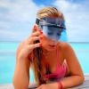 Adriane Galisteu aposta em viseira de PVC para compor look praia nas Maldivas
