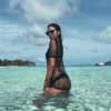 Bruna Marquezine apostou em moda praia monocromática com biquíni preto e saída de praia com transparência em ida às Maldivas, em 2017