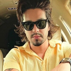 Luan Santana e Giulia Be concordaram na preferência por acordarem tarde, ouvir o hit 'Inesquecível', tomar tererê, serem românticos e ficar em casa invés de ir para uma balada