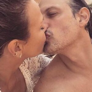 Noivo de Eliana, Adriano Ricco apareceu em fotos trocando beijos com a apresentadora