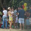 Regiane Alves leva o filho, João Gabriel, à festa na Barra da Tijuca, no Rio de Janeiro