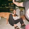 Bruna Marquezine recebe carinho dos cachorros em foto
