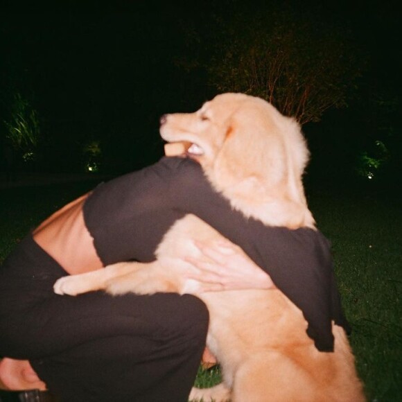 Bruna Marquezine usa top com calça pantalona