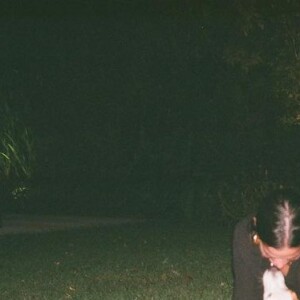 Bruna Marquezine faz foto com cachorro