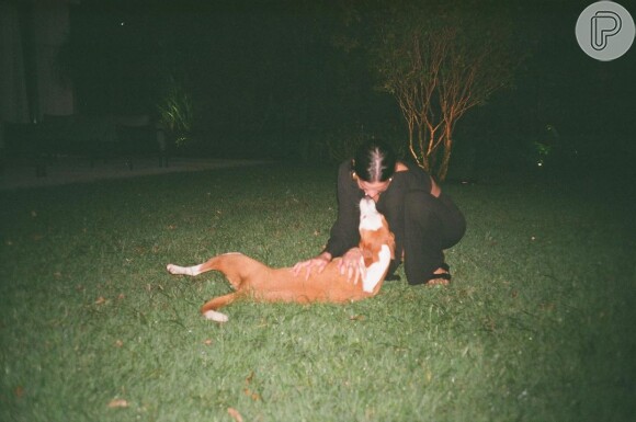 Bruna Marquezine faz foto com cachorro