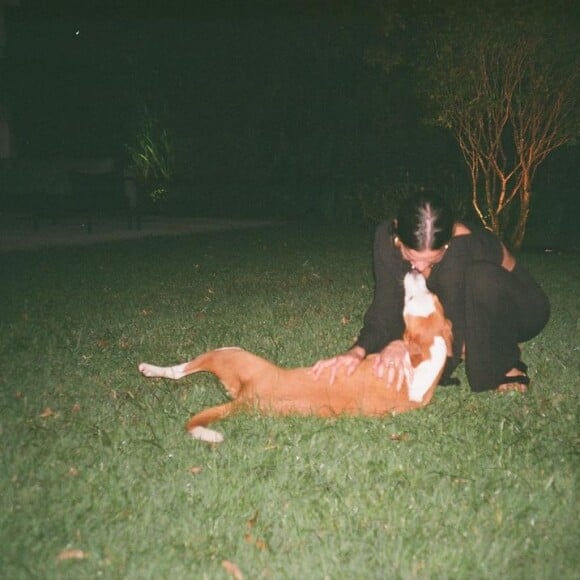 Bruna Marquezine faz foto com cachorro