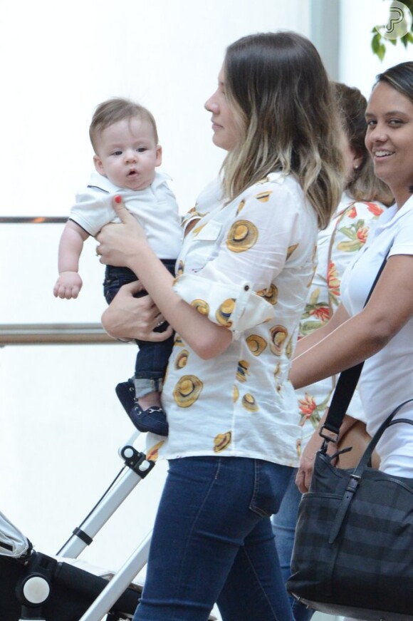 Luma Costa passeia com o filho, Antonio, em shopping do Rio de Janeiro