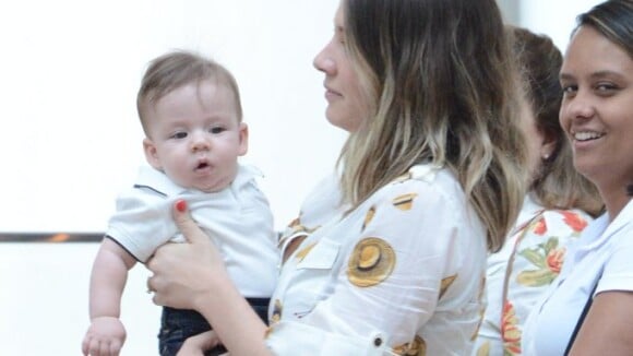 Luma Costa passeia com o filho, Antonio, em shopping de luxo no Rio de Janeiro