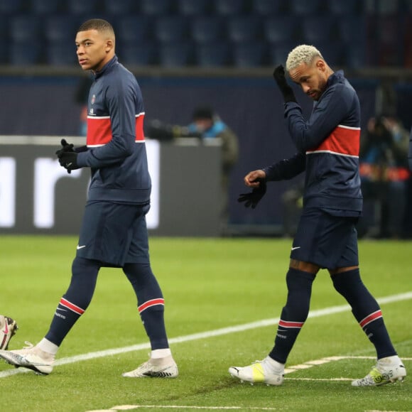 Mbappé se posicionou e disse que não ficaria em campo enquanto o quarto árbitro não se retirasse: 'Não vamos jogar com esse cara aqui. Se esse cara não sair daqui, não vamos jogar'