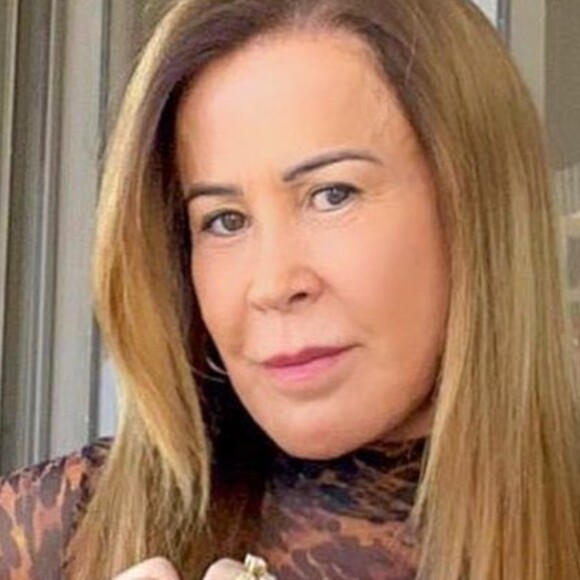 Zilu deixa barriga à mostra em vídeo e faz massagem