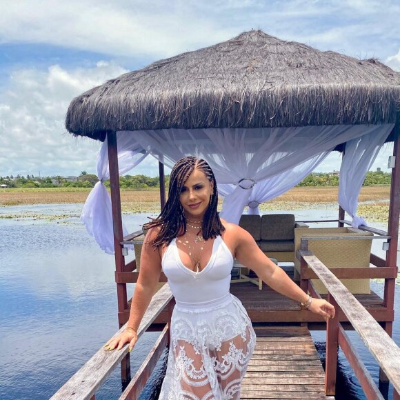 Viviane Araújo mostra diferença de micropigmentação na sobrancelha