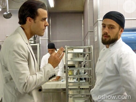 Enrico (Joaquim Lopes) invade a cozinha do restaurante e cumprimenta Vicente (Rafael Cardoso), em 'Império'