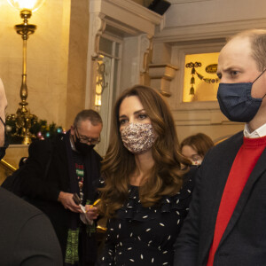 Kate Middleton e Príncipe William, de máscaras, conversam com público da peça teatral