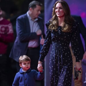 Kate Middleton elegeu vestido midi para programação em família