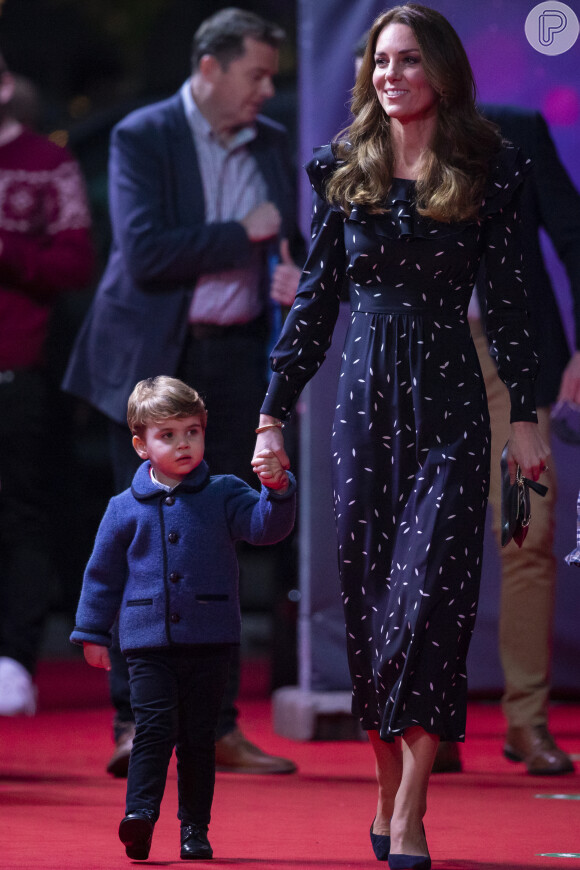 Kate Middleton elegeu vestido midi para programação em família