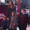 Kate Middleton e Príncipe William chegaram de mãos dadas com os três filhos, Louis, Charlotte e George, ao teatro