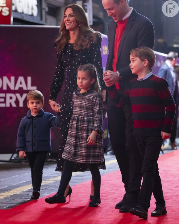 Kate Middleton e Príncipe William chegaram de mãos dadas com os três filhos, Louis, Charlotte e George, ao teatro