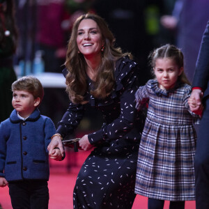 O caçula, Louis, estava com blazer azul com textura felpuda