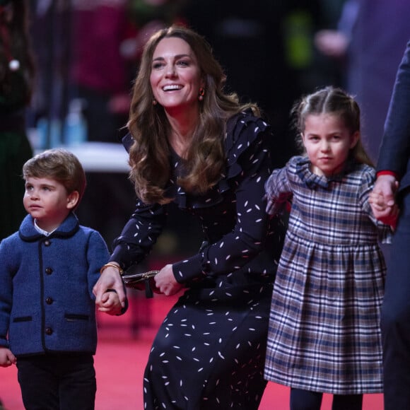 O caçula, Louis, estava com blazer azul com textura felpuda