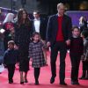 Kate Middleton e William levam os três filhos a peça natalina em Londres