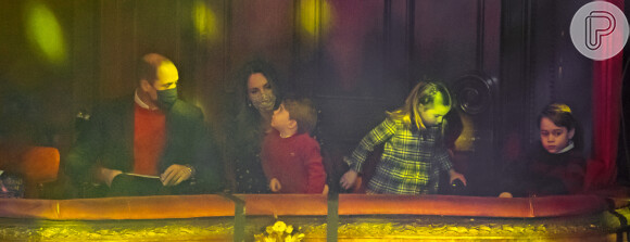 Kate Middleton e William foram fotografados no camarote do teatro com os três filhos