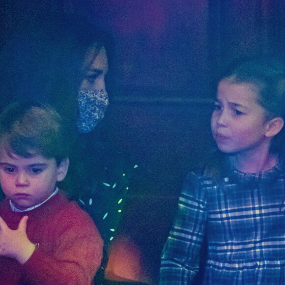 Filha de Kate Middleton e William, Charlotte estava atenta e curiosa diante da peça