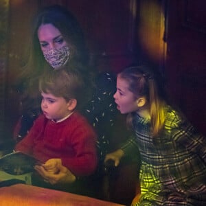 Charlotte, filha de Kate Middleton e William, se empolgou ao ver a peça de teatro natalina