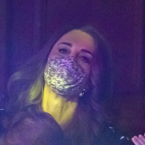 Charlotte, filha de Kate Middleton e William, faz caras e bocas diante da peça de teatro